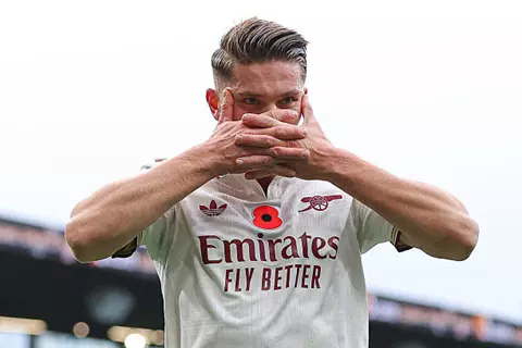 "يجب أن يصبح أخف وزنًا".. لاعب أرسنال السابق يوجه نصيحة لجيوكيريس